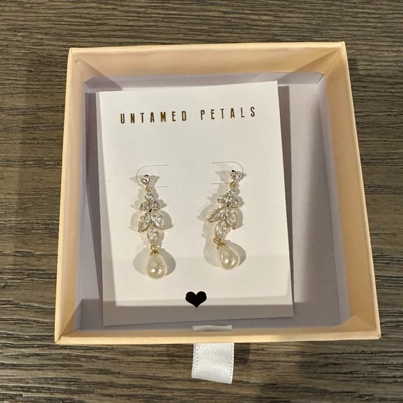 Untamed Petals Bridal Leo Drop Earrings - Picture 1 of 3